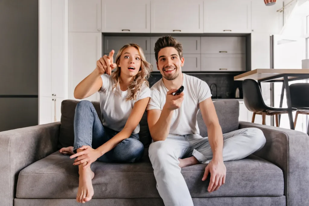 Couple regardant la télévision ensemble. Abonnement IPTV 12 Mois premium